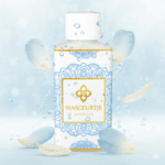 Flesje Wasgeurtje Flower Rain wasparfum omringd door zachte bloemblaadjes en waterdruppels op een lichtblauwe achtergrond.