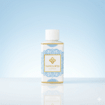 Wasgeurtje Flower Rain wasparfum op glanzend wit oppervlak met lichte blauwe achtergrond en zachte reflectie.