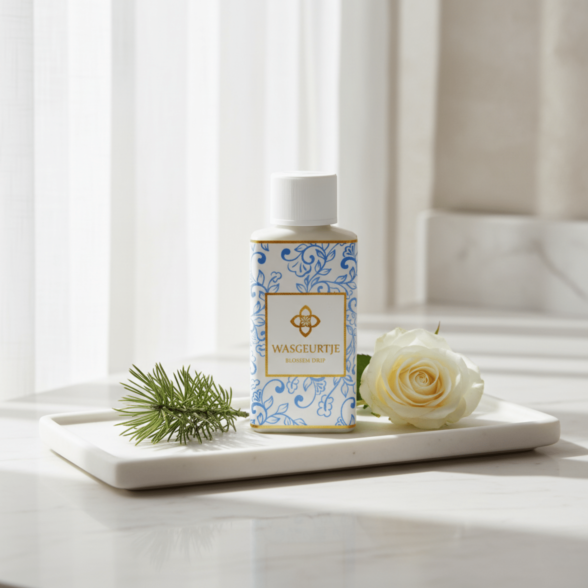 Wasgeurtje Blossom Drip wasparfum op marmeren blad bij raamlicht, naast witte roos en dennetakje, in een serene ochtendsetting.
