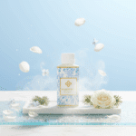 Wasgeurtje Blossom Drip wasparfum met zwevende bloemblaadjes, dauwdruppels en witte roos op glanzende ondergrond in nevelig licht.