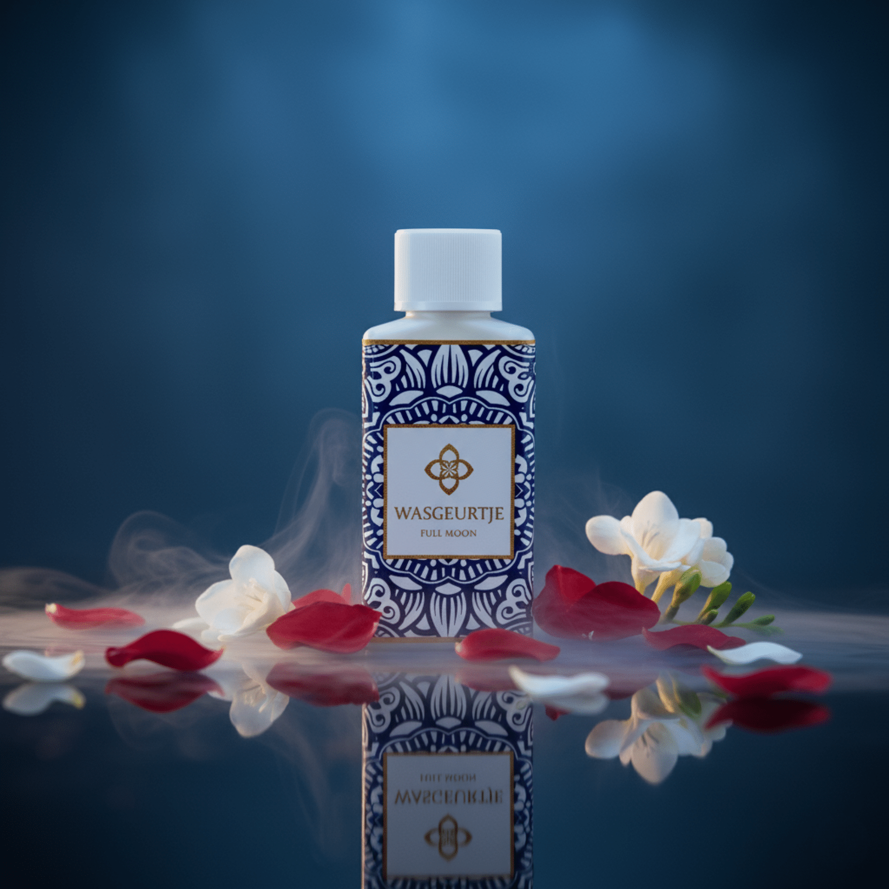 Flesje Wasgeurtje Full Moon wasparfum omringd door witte bloemen en rode bloemblaadjes, met nevel en reflectie op een donkere glanzende ondergrond.