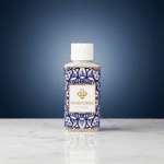 Wasgeurtje Full Moon wasparfum op marmeren blad tegen een diepblauwe achtergrond, minimalistisch en stijlvol verlicht.