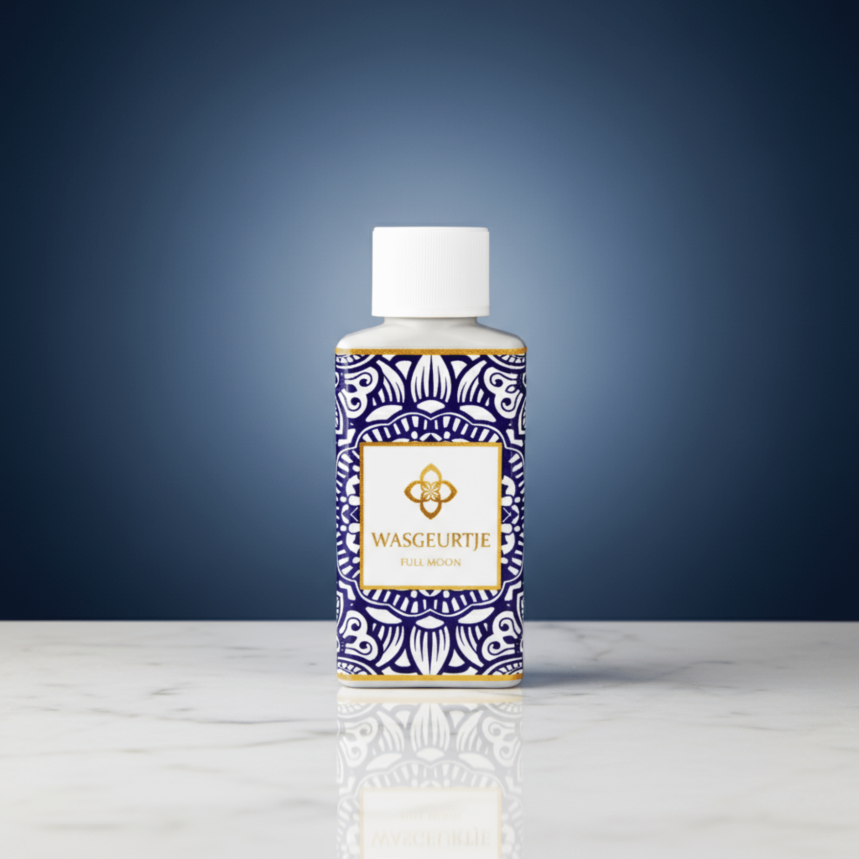 Wasgeurtje Full Moon wasparfum op marmeren blad tegen een diepblauwe achtergrond, minimalistisch en stijlvol verlicht.