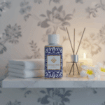 Wasgeurtje Full Moon wasparfum op marmeren plank naast witte handdoeken, geurstokjes en brandende kaars in sfeervol licht.