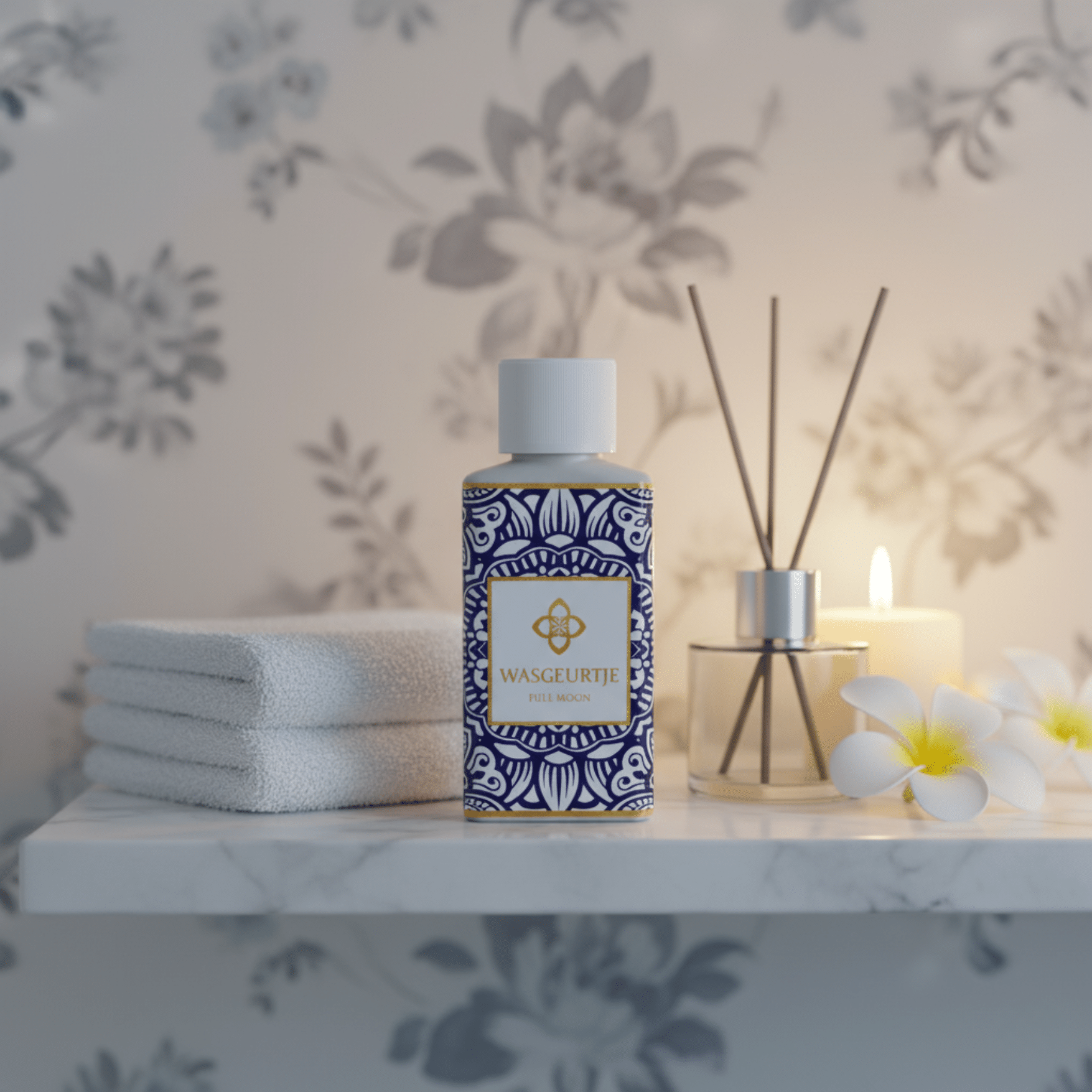 Wasgeurtje Full Moon wasparfum op marmeren plank naast witte handdoeken, geurstokjes en brandende kaars in sfeervol licht.