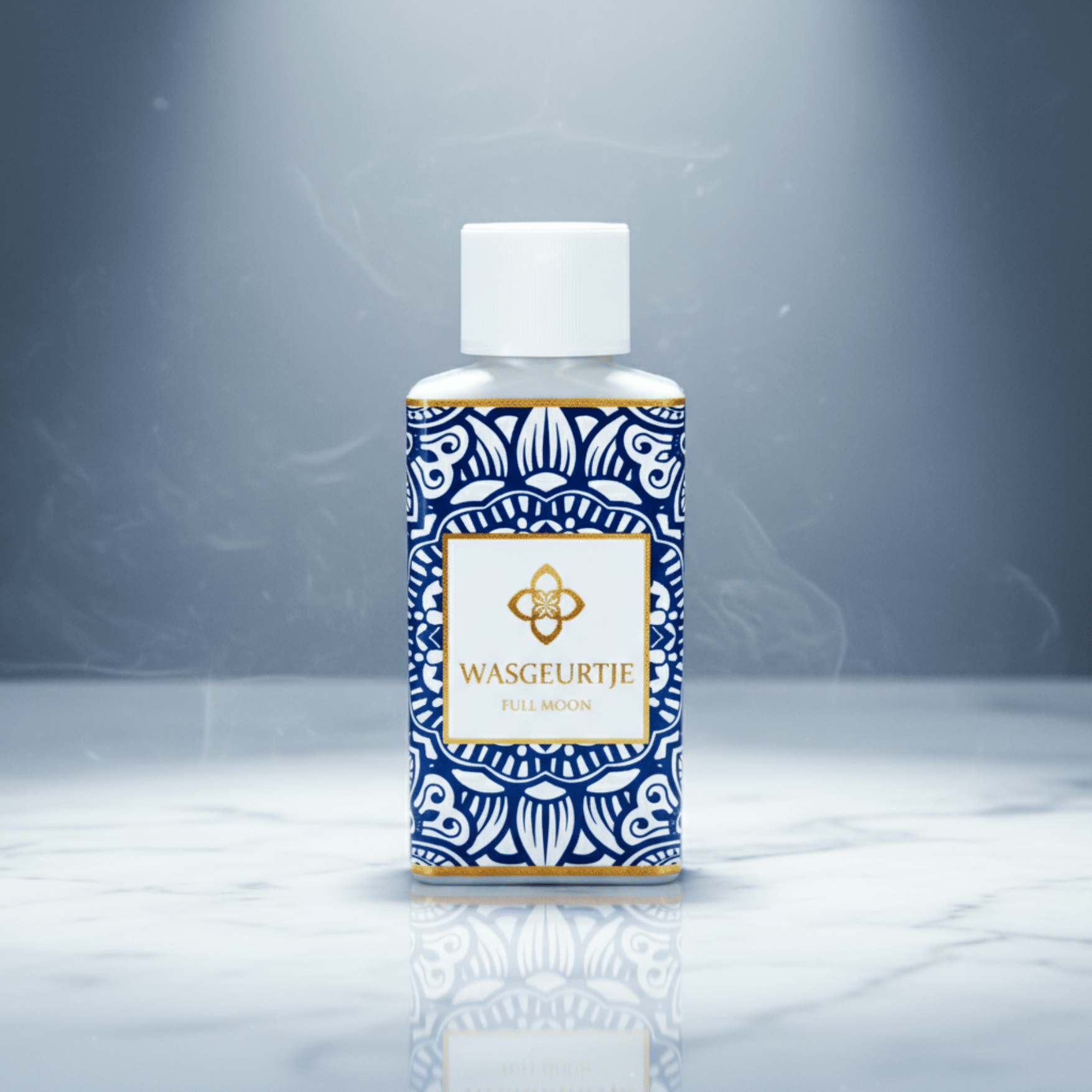Flesje Wasgeurtje Full Moon wasparfum op marmeren tafel met koele mist en blauwe verlichting voor een moderne, frisse uitstraling.