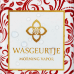 Close-up van het etiket van Wasgeurtje Morning Vapor wasparfum met gouden logo, sierlijke rode krullen en dauwdruppels op het oppervlak.