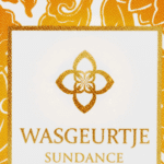 Close-up van het etiket van Wasgeurtje Sundance wasparfum met goud glanzend logo en zonnige oranje patronen.