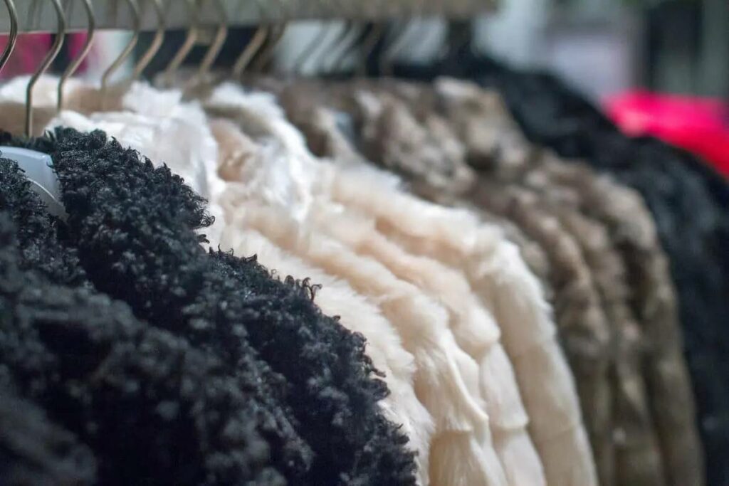 kleding naast elkaar gehangen