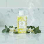 Wasgeurtje Evening Dew wasparfum op marmeren oppervlak met witte jasmijnbloemen en eucalyptusbladeren, omhuld door zachte stoom — een verfijnde weergave van natuurlijke frisheid.