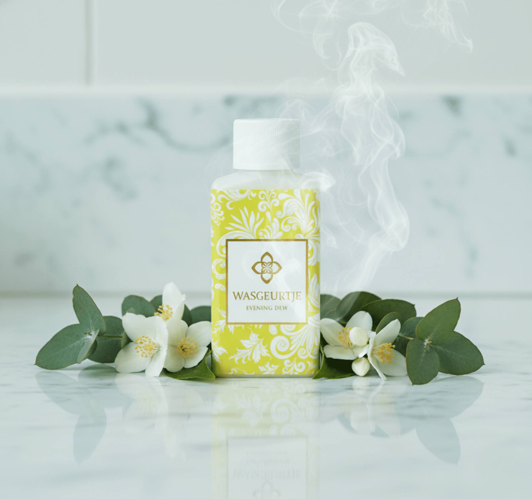 Wasgeurtje Evening Dew wasparfum op marmeren oppervlak met witte jasmijnbloemen en eucalyptusbladeren, omhuld door zachte stoom — een verfijnde weergave van natuurlijke frisheid.