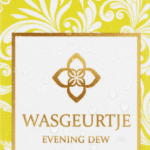 Close-up van het gouden label van Wasgeurtje Evening Dew wasparfum met dauwdruppels op het oppervlak — toont de premium afwerking en luxueuze uitstraling van het product.