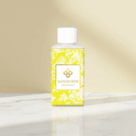 Wasgeurtje Evening Dew wasparfum op een marmeren oppervlak met beige achtergrond en zachte schaduwen — een moderne, verfijnde productpresentatie die de frisheid van de wasparfum accentueert.