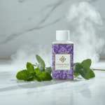 Flesje Wasgeurtje Lavender Odor wasparfum op marmeren oppervlak tussen munt- en eucalyptusbladeren met stoom op de achtergrond — symboliseert natuurlijke frisheid en pure ontspanning.
