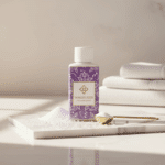 Wasgeurtje Lavender Odor wasparfum op marmeren tegel naast waspoeder en witte handdoeken — een luxueus beeld dat de combinatie van frisheid, zachtheid en lavendelgeur in de was illustreert.