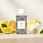 Verfrissende compositie van Wasgeurtje White Musk wasparfum tussen citroenen en witte orchidee-bloemen met dauwdruppels — een beeld dat de sprankelende frisheid en verfijnde bloemige tonen van de wasparfum weerspiegelt.