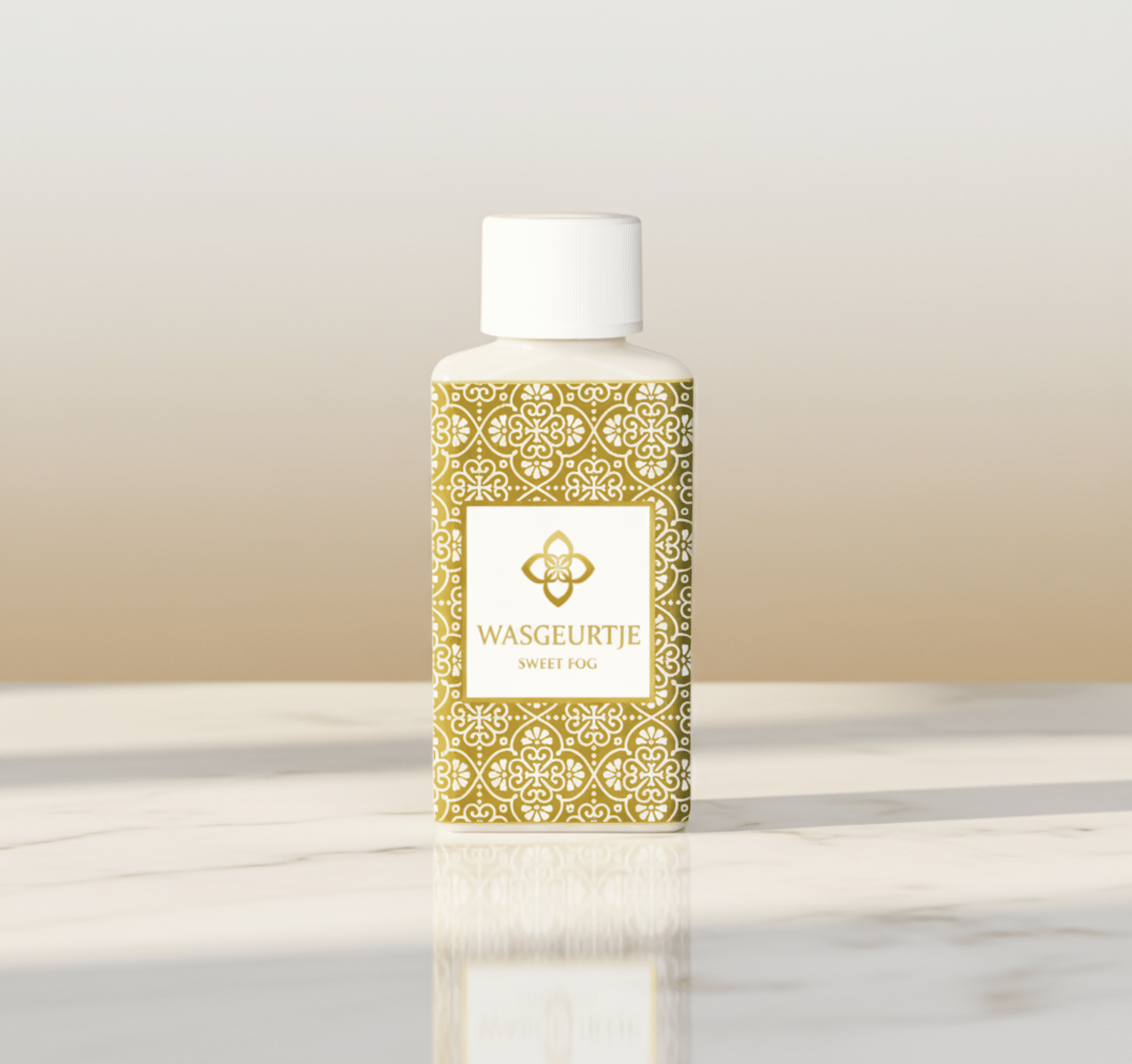 Wasgeurtje Sweet Fog wasparfum op een licht marmeren oppervlak met een zachte beige achtergrond — een tijdloze, luxueuze productopname die elegantie en eenvoud uitstraalt.