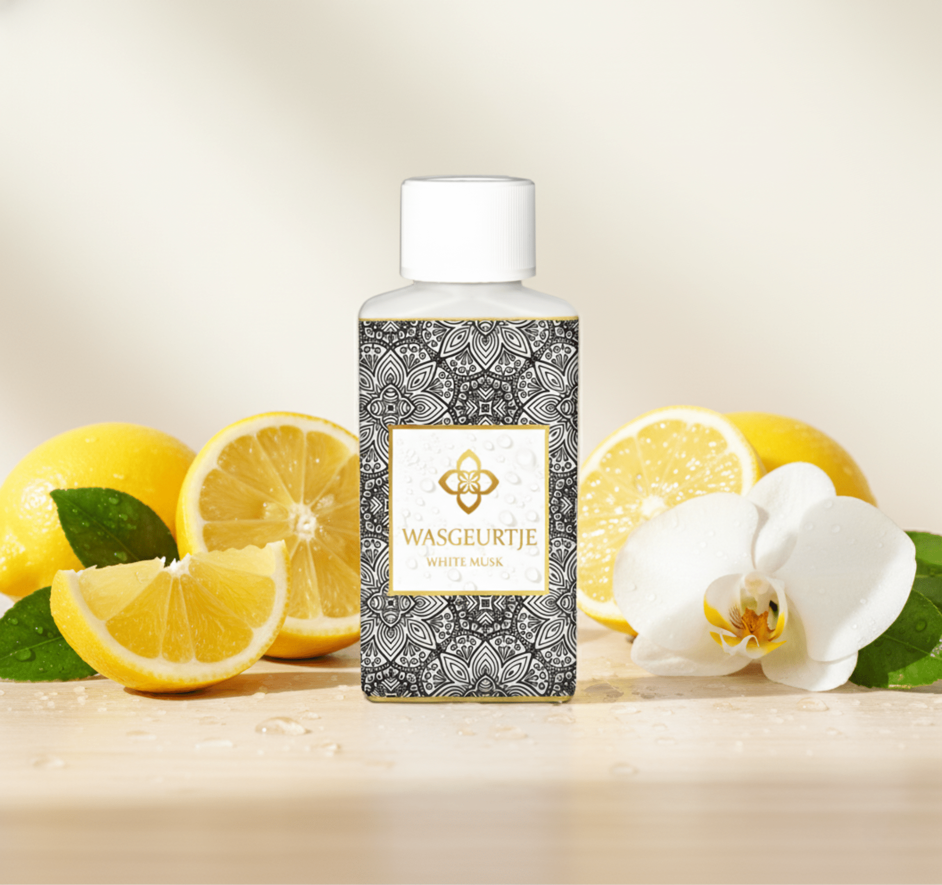 Verfrissende compositie van Wasgeurtje White Musk wasparfum tussen citroenen en witte orchidee-bloemen met dauwdruppels — een beeld dat de sprankelende frisheid en verfijnde bloemige tonen van de wasparfum weerspiegelt.
