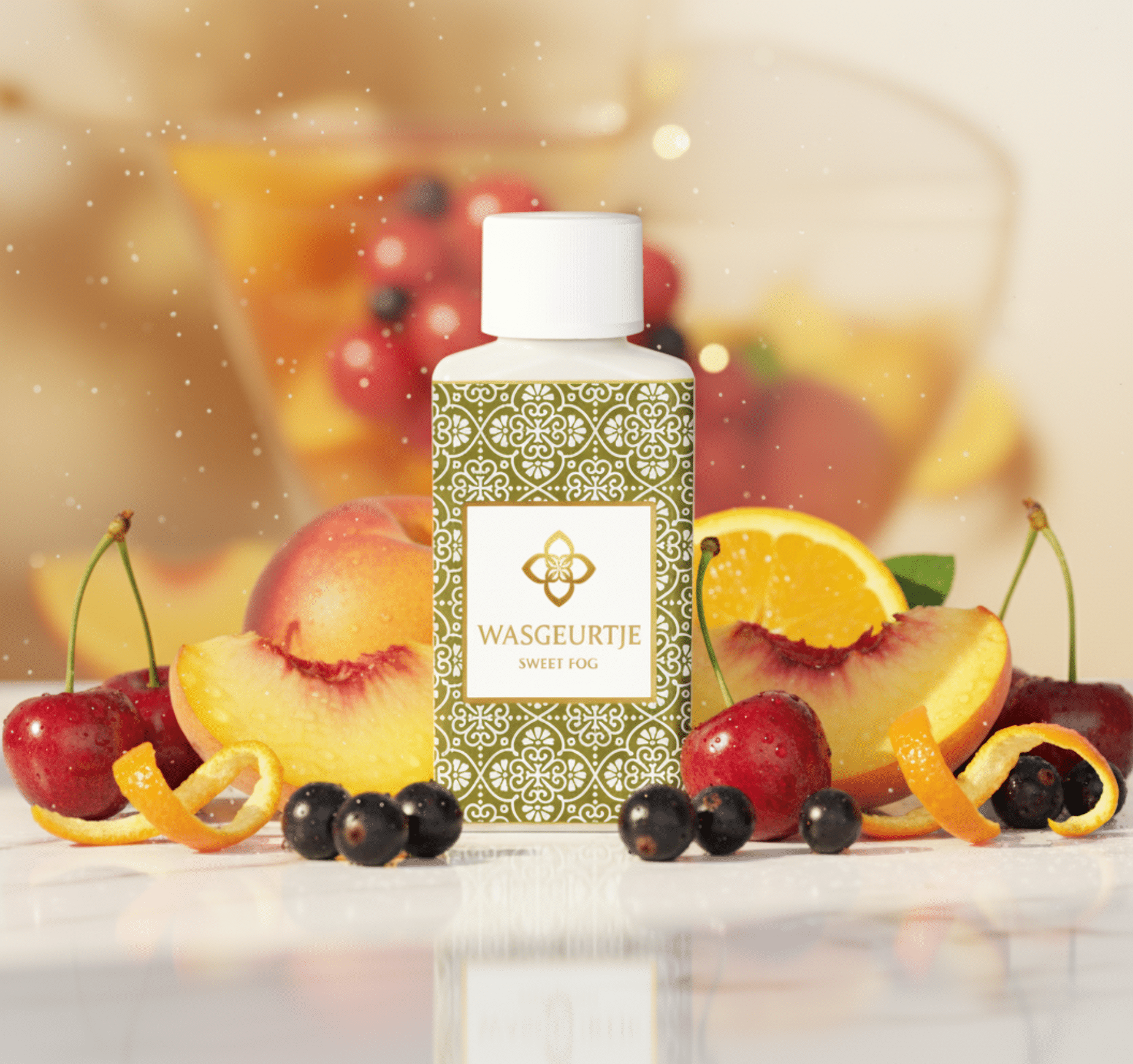 Flesje Wasgeurtje Sweet Fog wasparfum tussen perziken, sinaasappels, kersen en bessen met gouden sprankeling — een levendig beeld dat de fruitige en zoete geurtonen van deze wasparfum benadrukt.