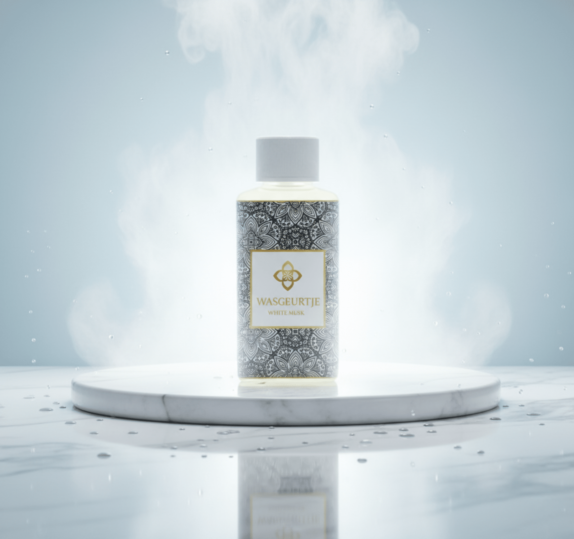 Luxe flesje Wasgeurtje White Musk wasparfum op een marmeren plateau met subtiele nevel en glinsterende waterdruppels — een elegante en frisse productpresentatie die de pure geurbeleving van deze premium wasparfum benadrukt.