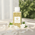 Wasgeurtje Sweet Fog wasparfum gefotografeerd bij zacht daglicht, omringd door witte jasmijnbloemen op een beige tafel — een frisse en natuurlijke weergave van deze verfijnde wasparfum.