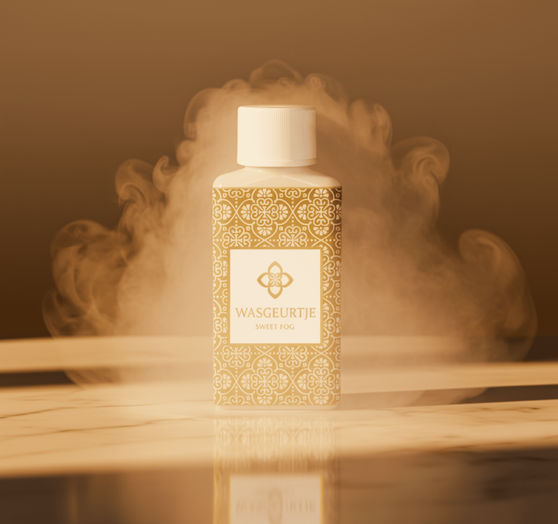 Luxe flesje Wasgeurtje Sweet Fog wasparfum op een marmeren oppervlak omhuld door warme gouden nevel — een elegante en mysterieuze compositie die de zoete geurbeleving van deze wasparfum versterkt.