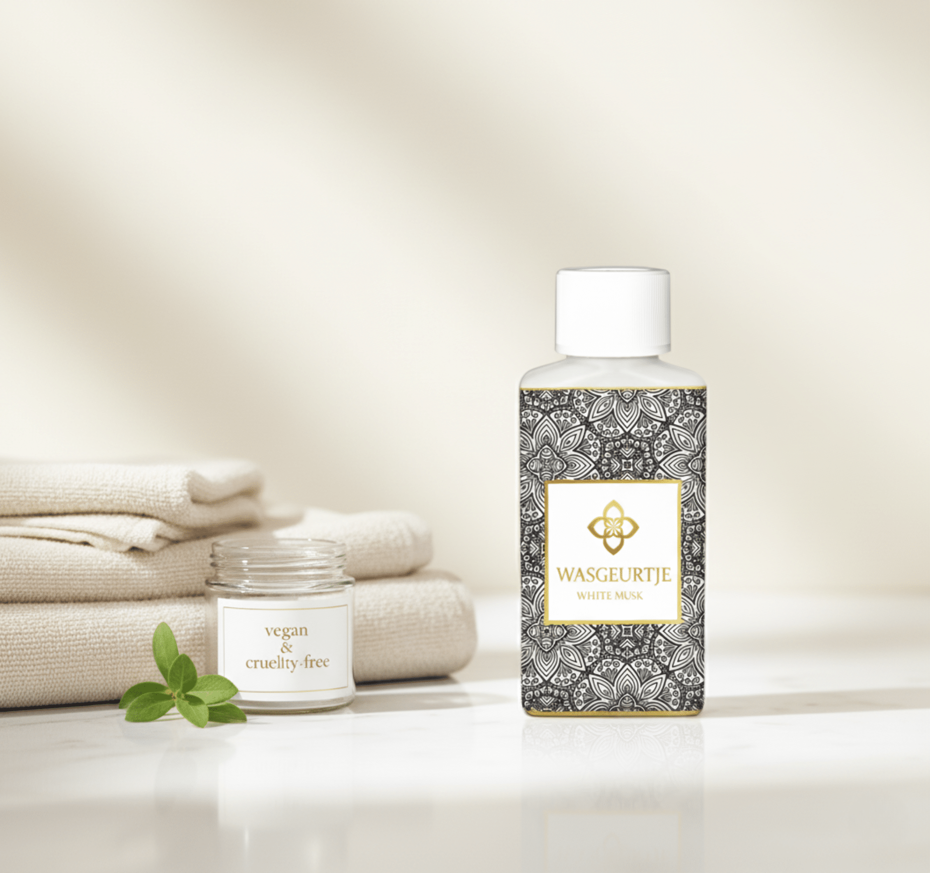 Wasgeurtje White Musk wasparfum op een licht marmeren oppervlak naast zachte handdoeken en een ‘vegan & cruelty-free’ kaars — een natuurlijke, duurzame en rustgevende uitstraling die luxe wassen symboliseert.