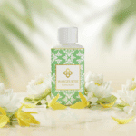 Wasgeurtje Ylang Scent wasparfum tussen witte lotus- en ylang-ylangbloemen in een tropische setting met zachte zonnestralen — een beeld dat de natuurlijke, bloemige elegantie van deze wasparfum oproept.