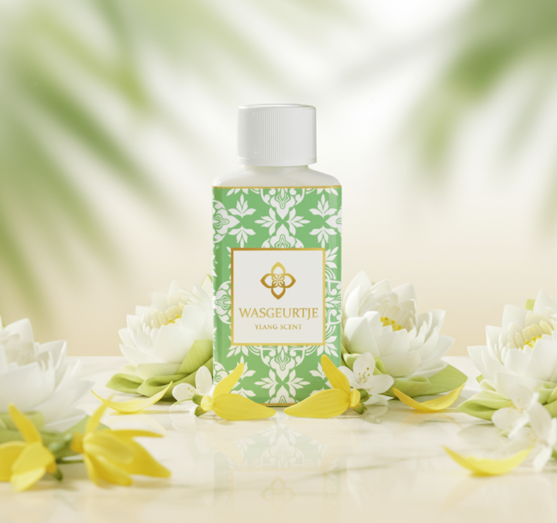 Wasgeurtje Ylang Scent wasparfum tussen witte lotus- en ylang-ylangbloemen in een tropische setting met zachte zonnestralen — een beeld dat de natuurlijke, bloemige elegantie van deze wasparfum oproept.