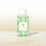 Wasgeurtje Ylang Scent wasparfum op een marmeren oppervlak met een rustige beige achtergrond — een stijlvolle productopname die de eenvoud en elegantie van deze premium wasparfum weerspiegelt.