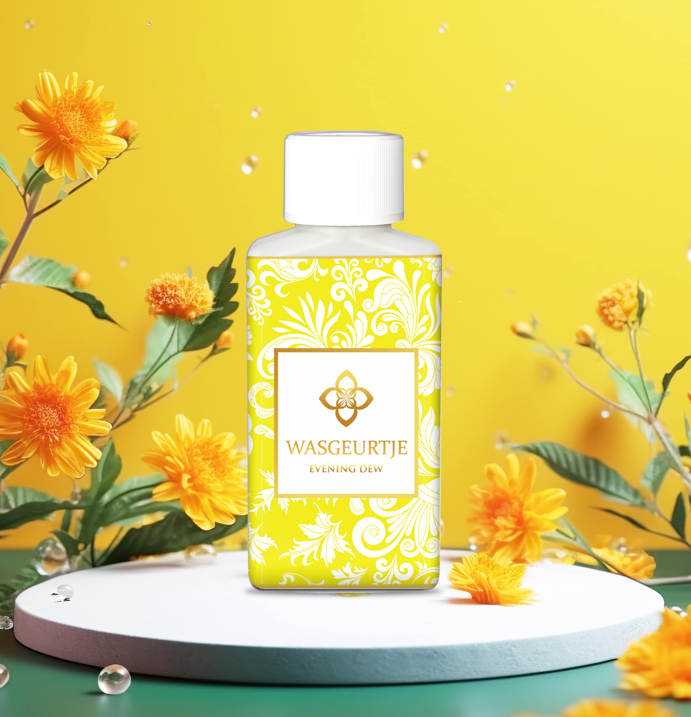 Wasgeurtje Evening Dew wasmiddel met een geel en wit sierlijk patroon en zomerse bloemen op een heldere achtergrond.