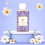 Wasgeurtje Lavender Odor wasmiddel met een paars en wit patroon en zwevende bloemendecoraties op een blauwe achtergrond.