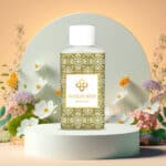 Wasgeurtje Sweet Fog wasmiddel met een groen en goud patroon, omringd door witte en lichtgele bloemen op een licht podium.