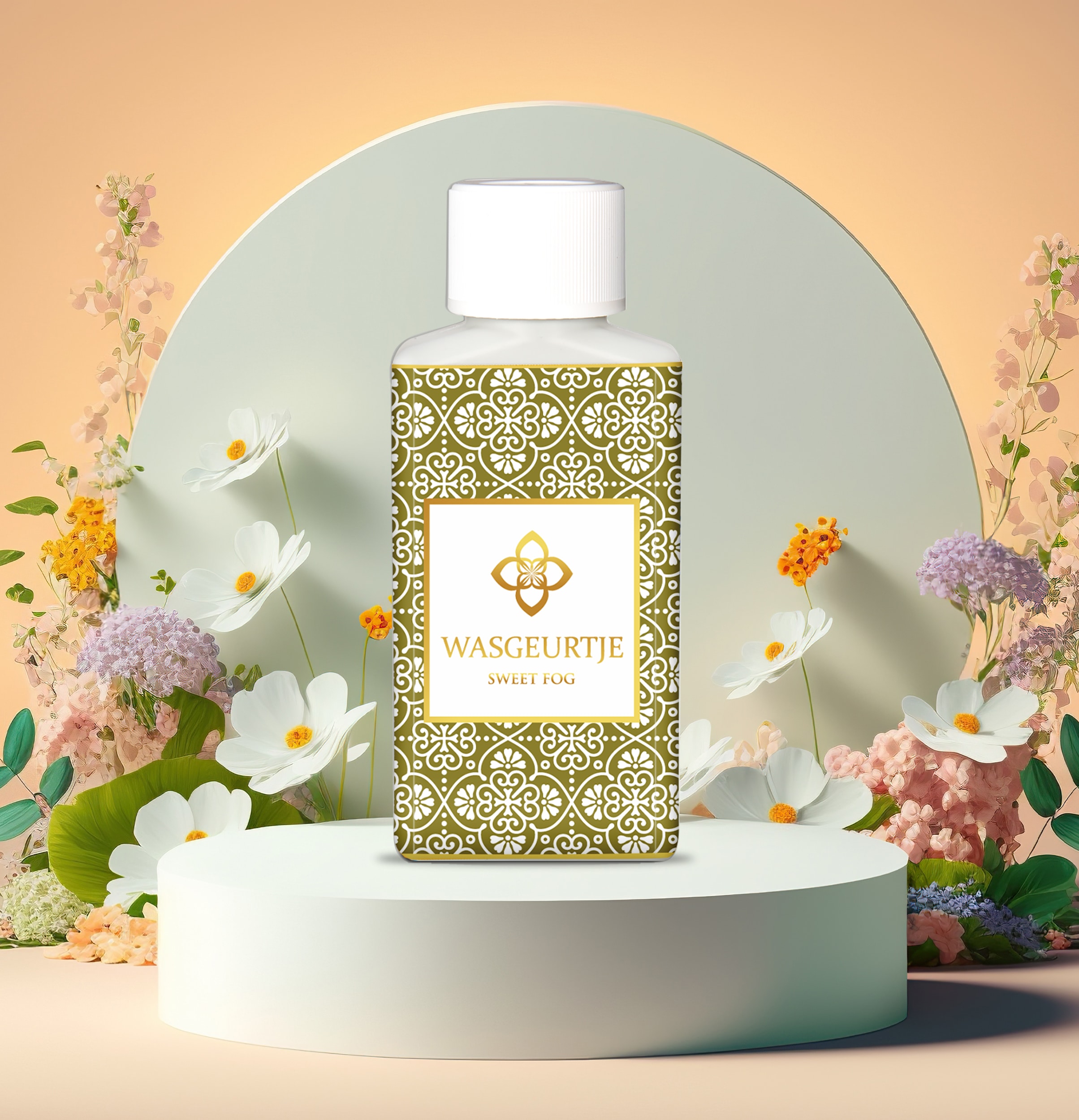 Wasgeurtje Sweet Fog wasmiddel met een groen en goud patroon, omringd door witte en lichtgele bloemen op een licht podium.