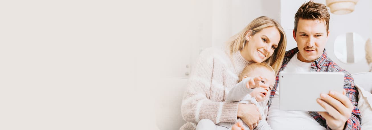 famillie kijit naar tablet voor retail markt.